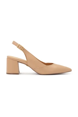 Beige pumps på en bekväm klack