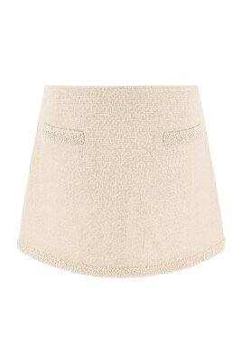 chic-beige-skirt-elevate-wardrobe