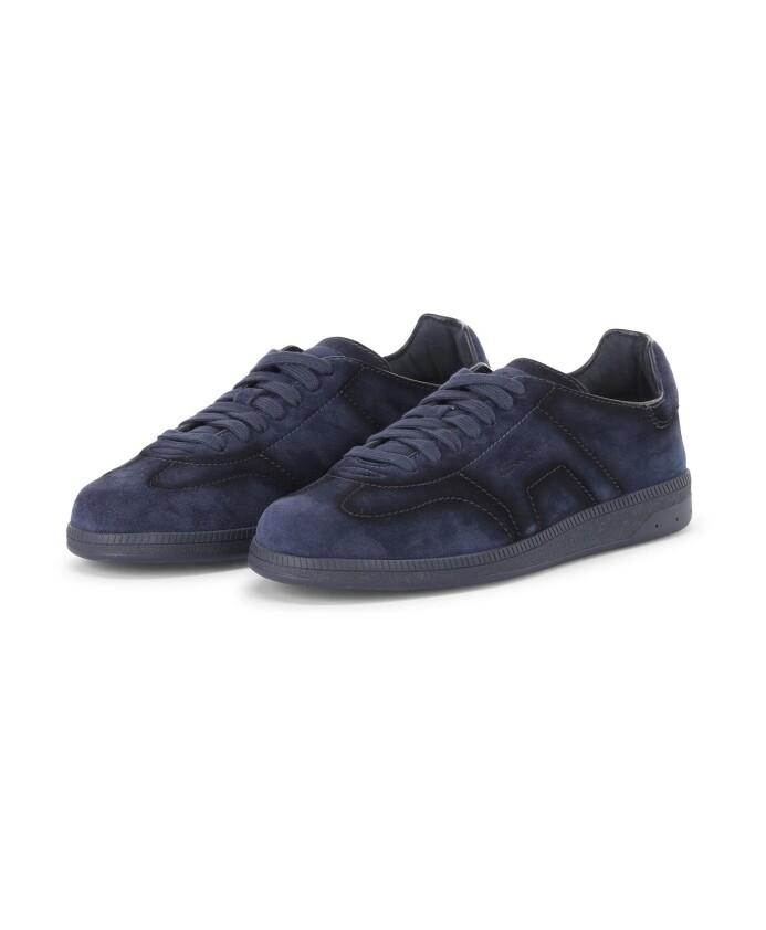 sneaker-en-velours-au-style-intemporel