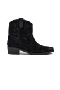 bottes-en-daim-dinspiration-occidentale-avec-des-details-brodes