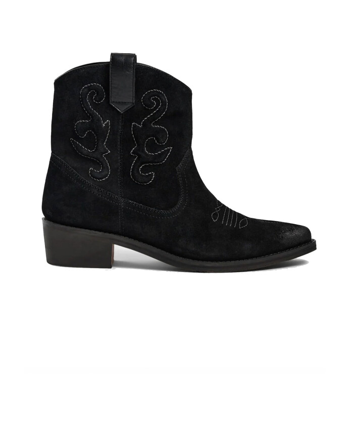 bottes-en-daim-dinspiration-occidentale-avec-des-details-brodes