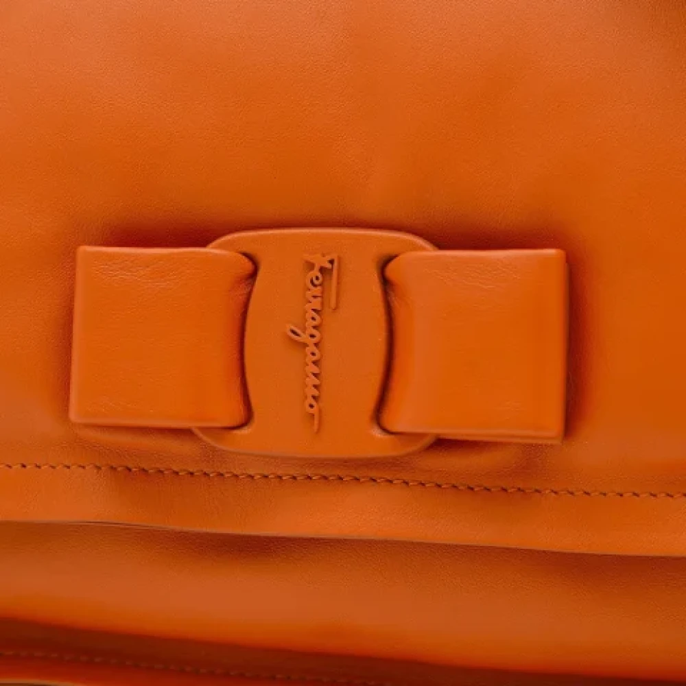 Salvatore Ferragamo Pre-owned Leather crossbody-bags Orange Dames