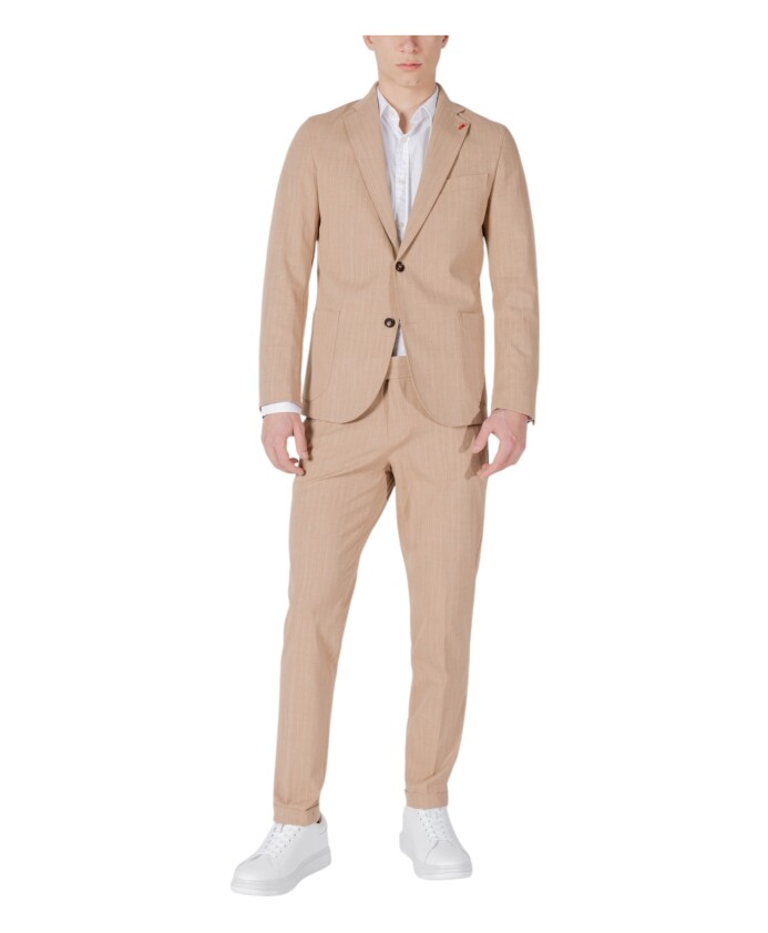 costume-a-rayures-avec-boutons-et-col-a-revers