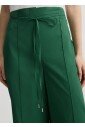 pantalon-decontracte-vert-avec-ceinture