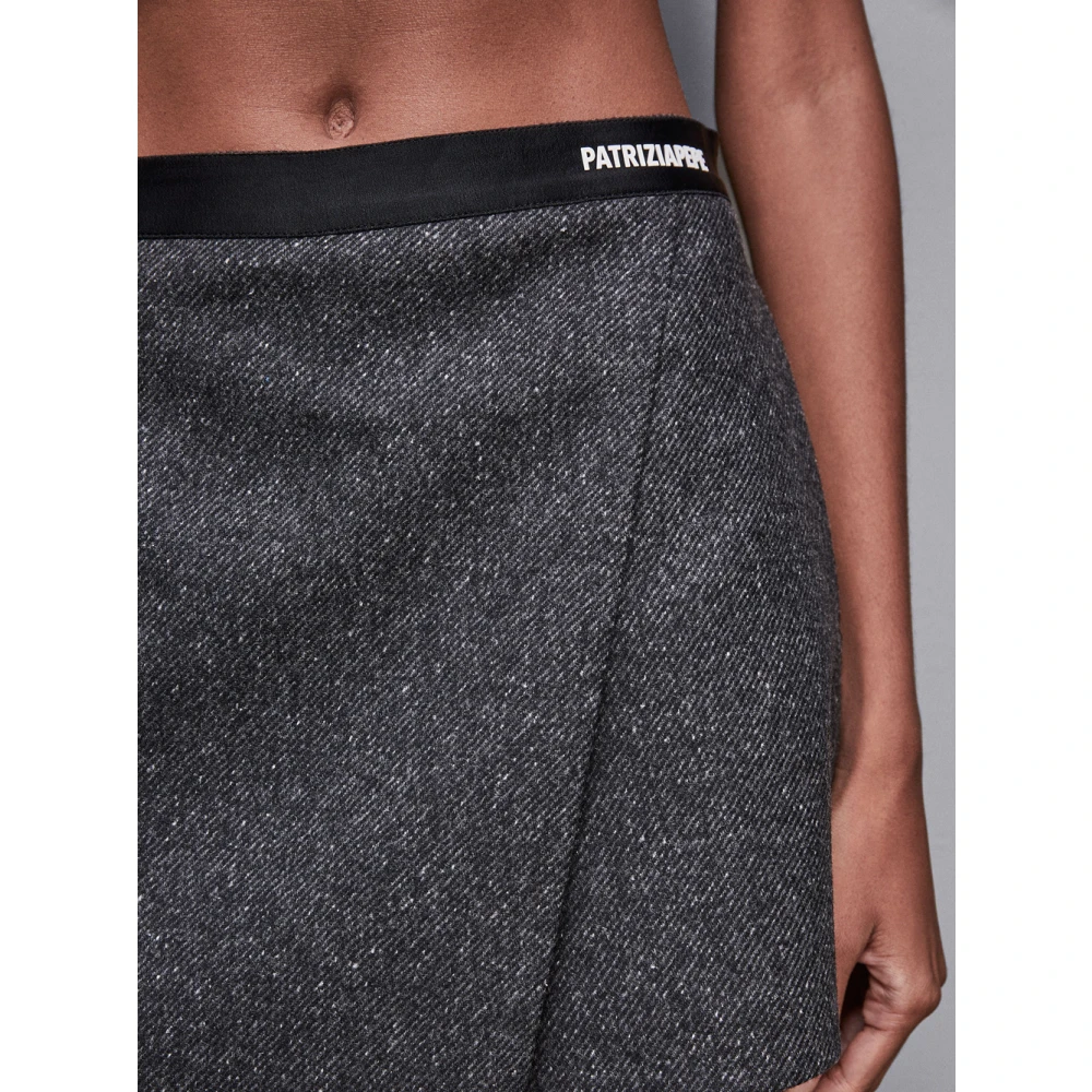 PATRIZIA PEPE Chique Grijze Mini Shorts met Logodetail Gray Dames
