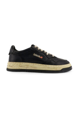 sneakers-noires-avec-insert-en-cuir-perfore