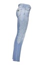 jean-bleu-avec-broderies-et-details-contrastes