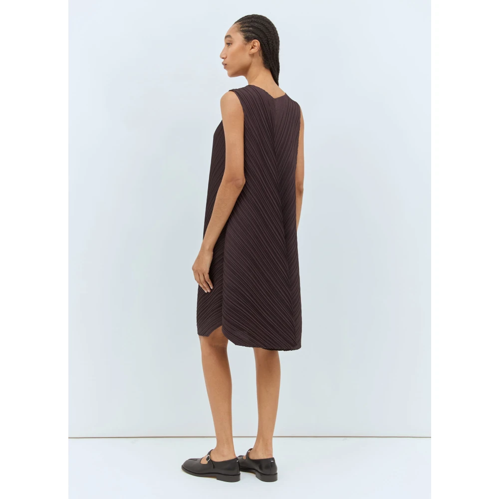 Issey Miyake Geplooide V-hals Midi Jurk Brown Dames