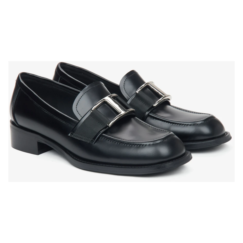 Estro Zwarte leren pennyloafers voor dames met een decoratieve gesp Black Dames