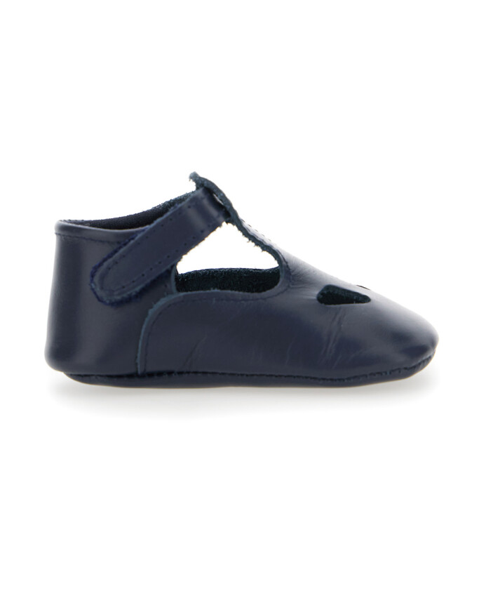 chaussures-plates-bleues-avec-decoupe