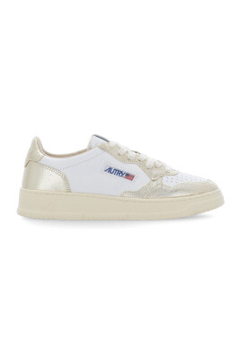 sneakers-en-cuir-blanc-avec-details-dores