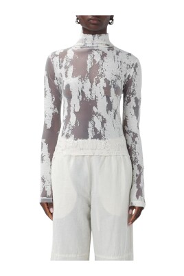haut-beige-a-col-haut-et-manches-longues