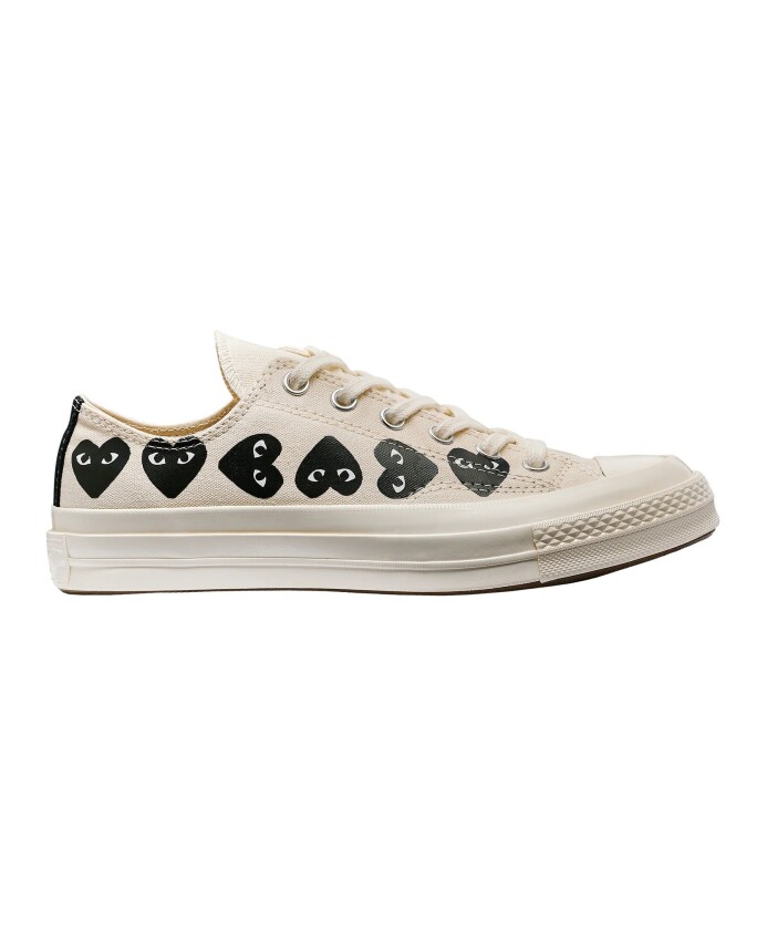 baskets-basses-en-toile-creme-avec-coeur
