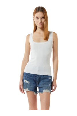 haut-en-tricot-avec-encolure-carree