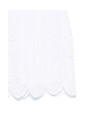 robe-blanche-brodee-avec-plaque-logo