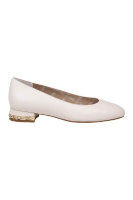 ballerines-en-cuir-creme-avec-chaine
