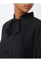 elegante-robe-noire-plissee-mini