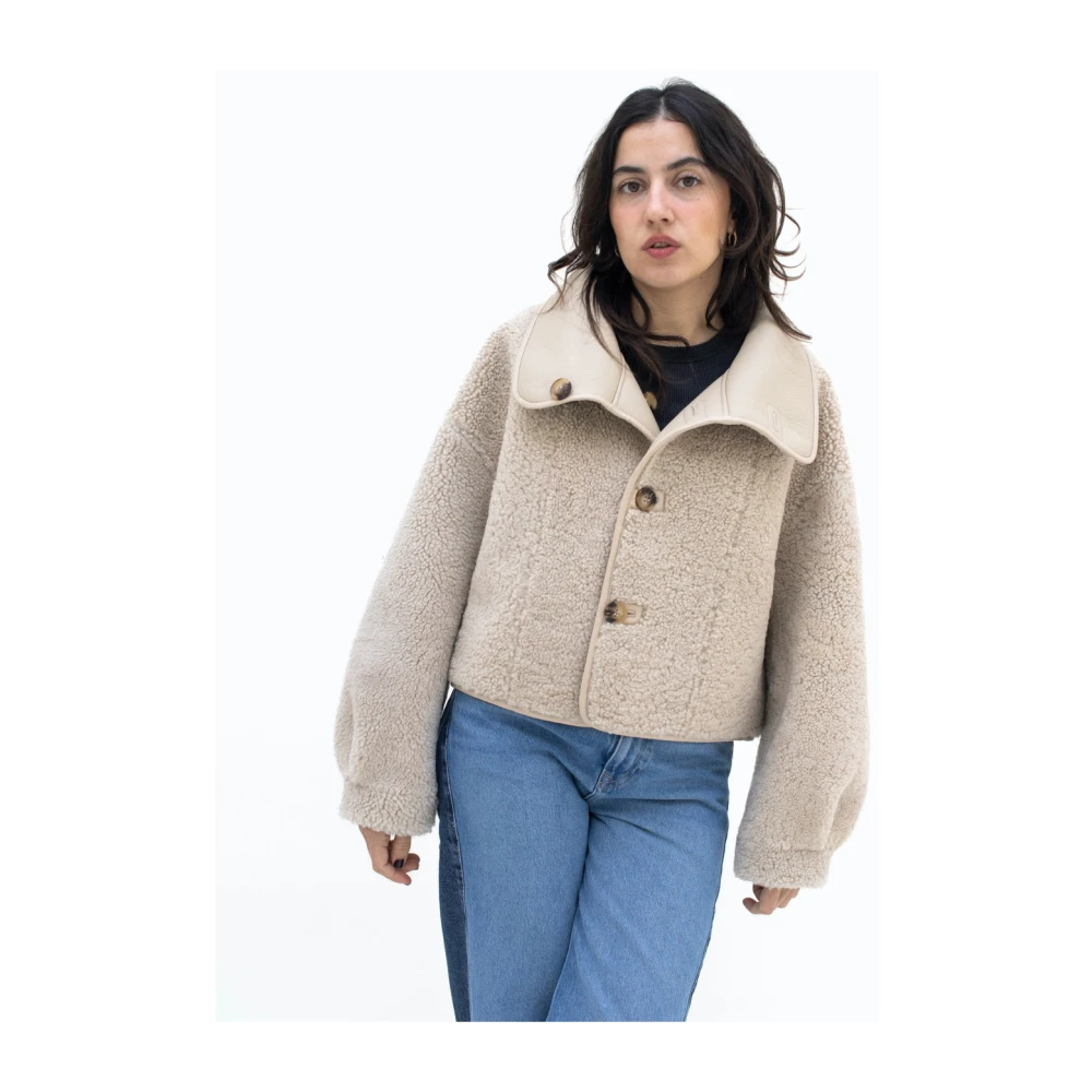 Just Things we Like Aimi Omkeerbare Shearling Jas Beige Dames