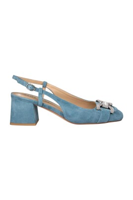 buckle-fastening-shoe