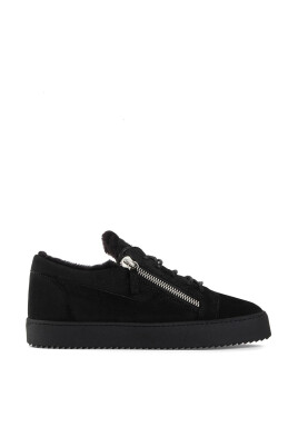 sneakers-noires-en-daim-elegantes-et-fermees