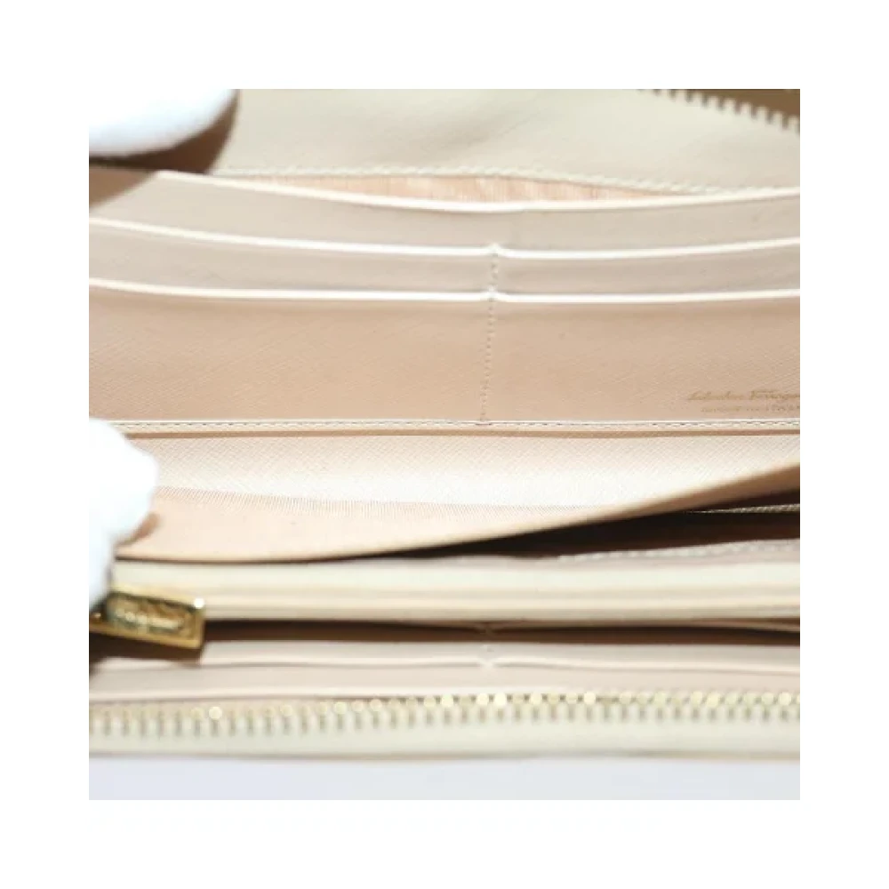 Salvatore Ferragamo Pre-owned Leather wallets Beige Dames