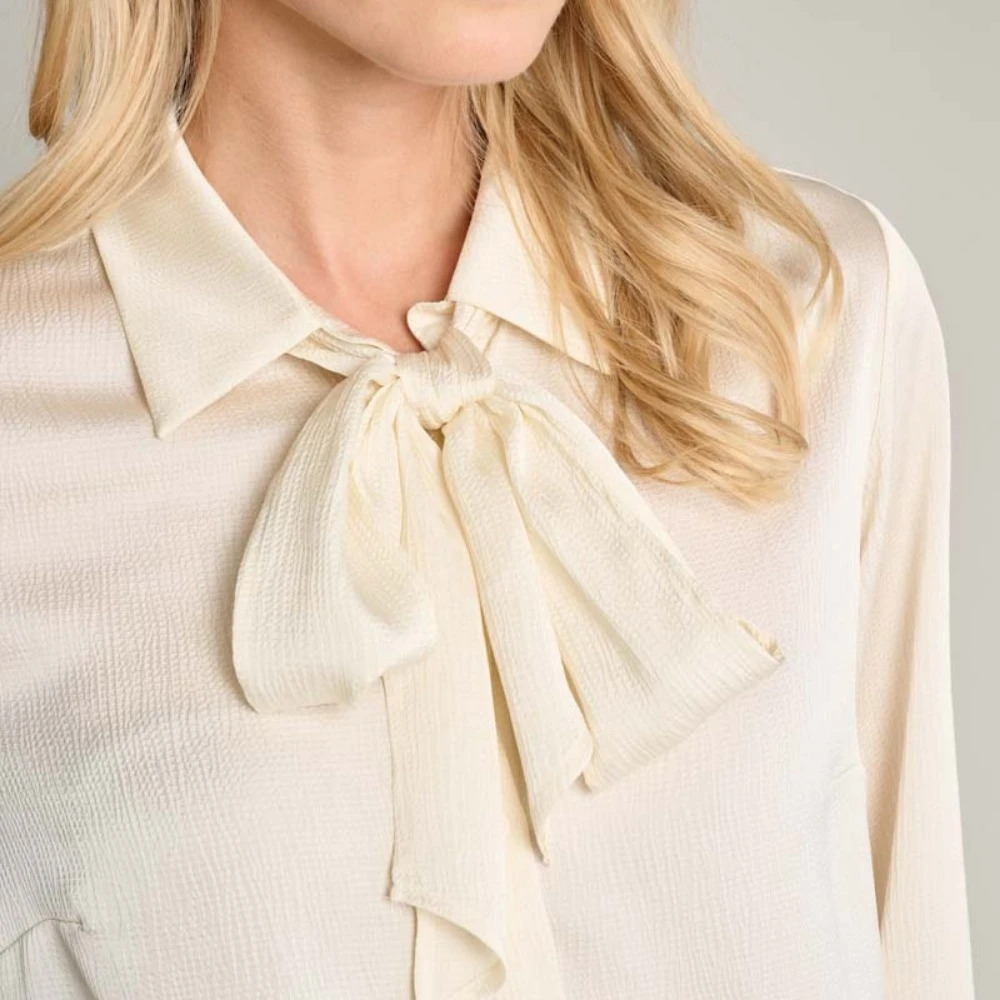Marie Méro Crèmekleurige Blouse met Strik Beige Dames