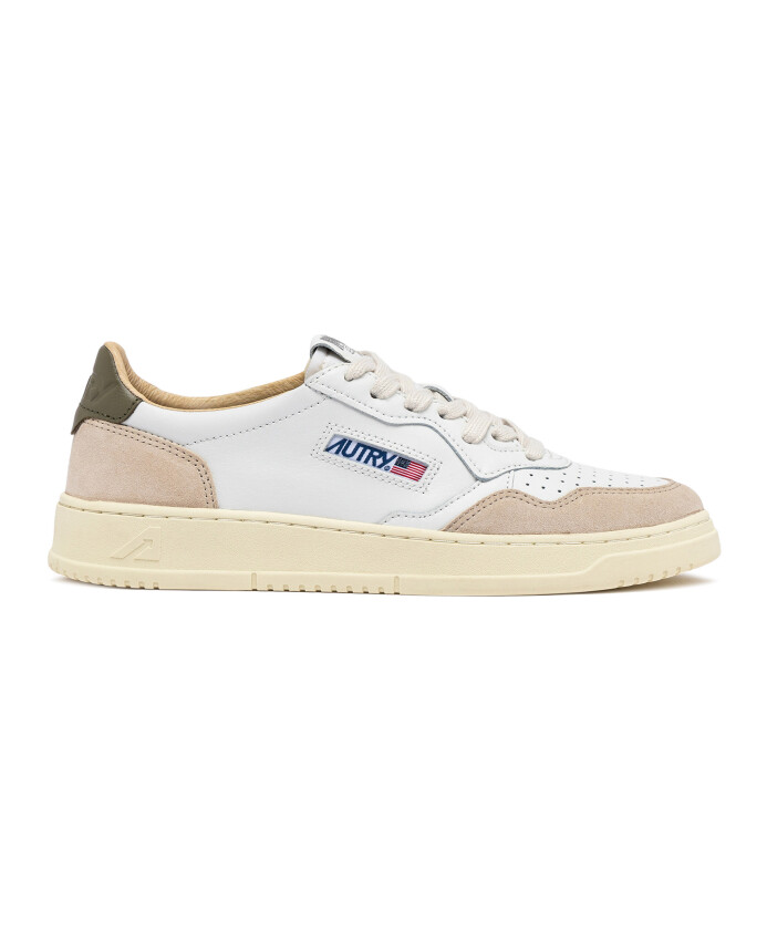 sneakers-blanches-silhouette-basse-cuir-daim