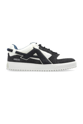sneakers-with-logo