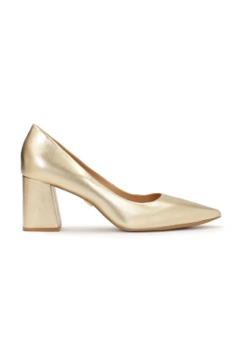 Guld pumps med en bred klack