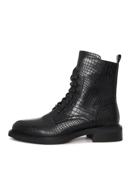 Urban Minimal Lace-Up Boots