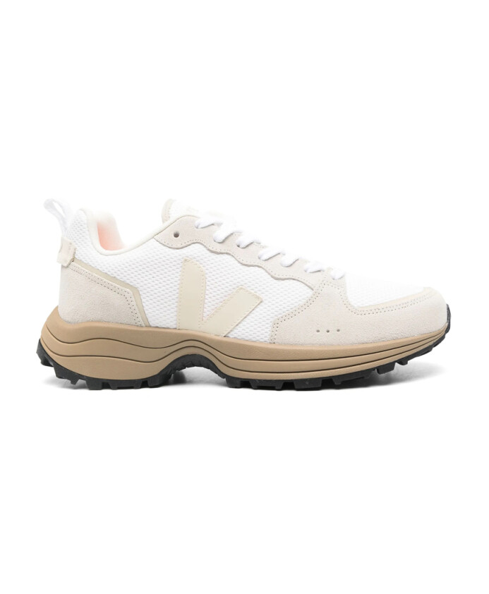 baskets-beiges-en-daim-et-maille