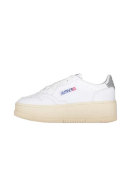 sneakers-blanches-en-cuir-avec-design-medalist