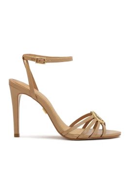 Beige sandaler med metallmonogram
