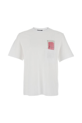 t-shirt-blanc-avec-logo-sur-la-poitrine