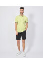polo-jaune-avec-details-contrastes
