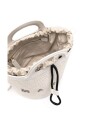 lichtbeige-bucket-bag-met-geborduurd-logo