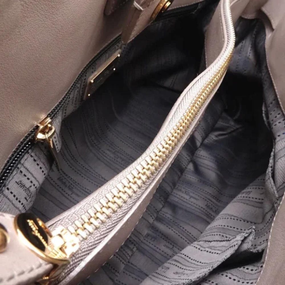Salvatore Ferragamo Pre-owned Leather handbags Gray Dames