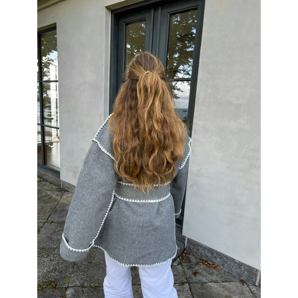 NEO NOIR Stijlvolle Wollen Jas met Strikband Gray Dames