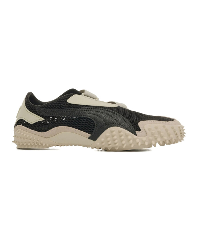 sneaker-noir-avec-semelle-en-caoutchouc-texture