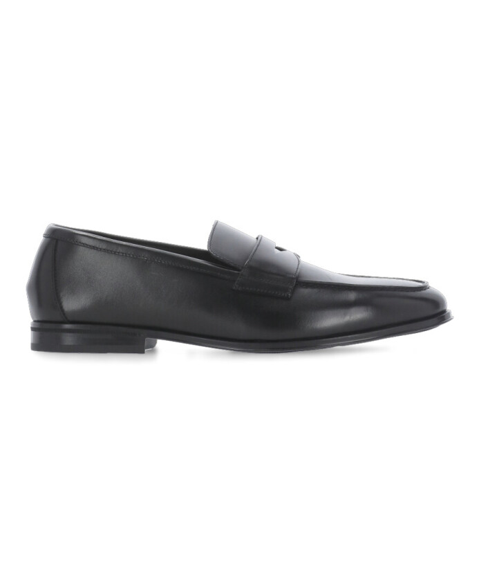 mocassins-en-cuir-noir-avec-detail-ajoure