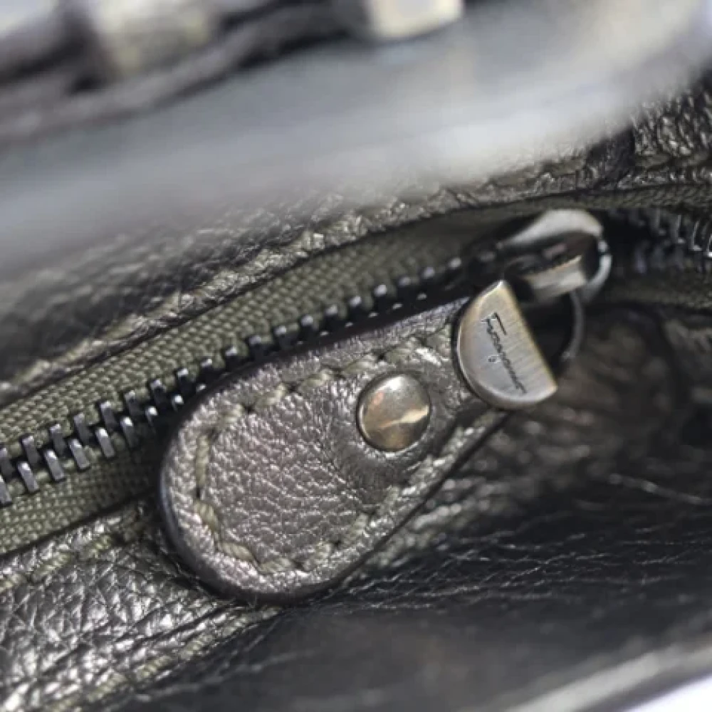 Salvatore Ferragamo Pre-owned Leather shoulder-bags Gray Dames