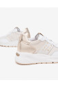baskets-blanches-avec-clous-dores