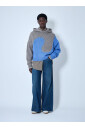 pull-a-capuche-en-tricot-tourbillonnant