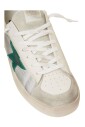 sneakers-blanches-avec-un-look-use
