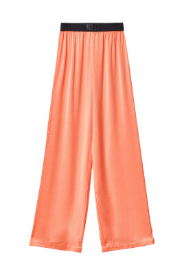 orange-byxor-stilfull-och-elegant
