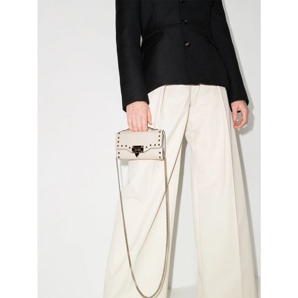 Valentino Garavani Gestudeerde Kettingportemonnee met Logodetail Beige Dames