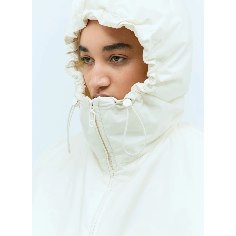 Moncler Gewatteerde Hooded Down Cape met logo White Dames