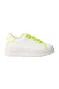 gele-rubberen-sneakers-met-patch