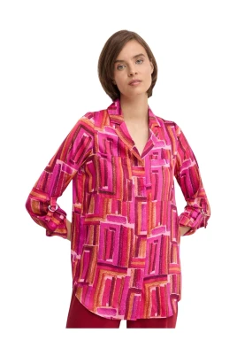 Geometriskt mönstrad blus