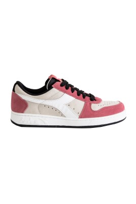 retro-basket-model-for-women